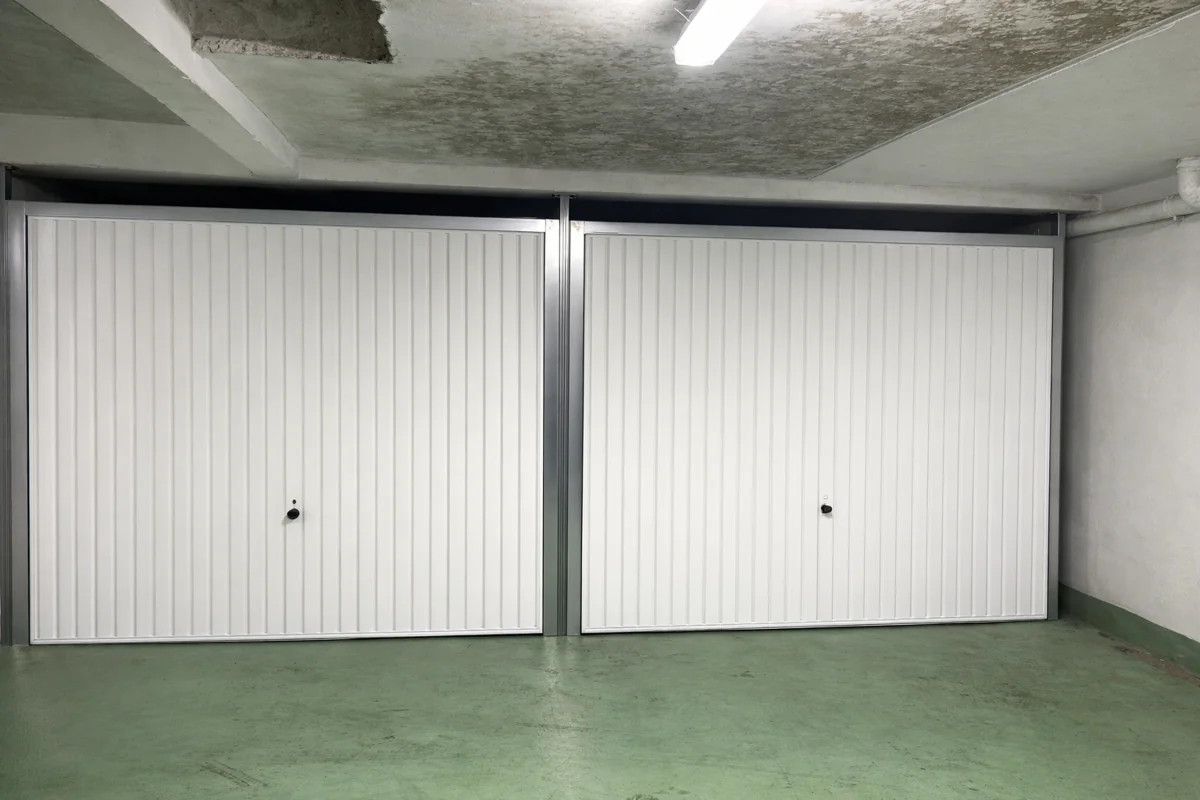 Porte de garage installée dans un parking